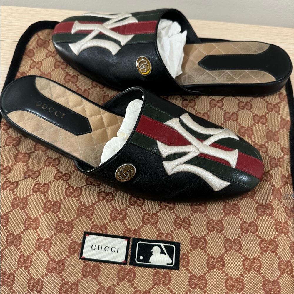 Gucci x Yankee Women's Black and Red Slide Sandals